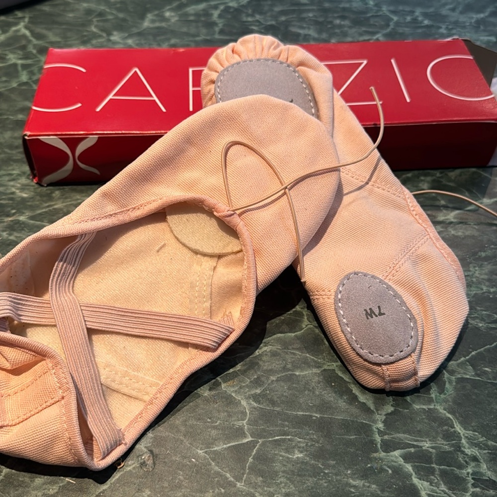 Capezio Juliet ballet flats canvas size 7W. Never worn.